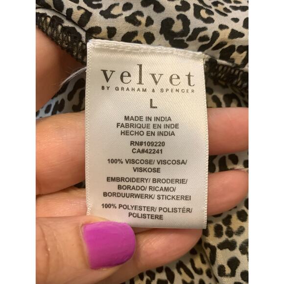 Velvet by Graham & Spencer Leopard Printed Blouse size Large - Picture 4 of 9